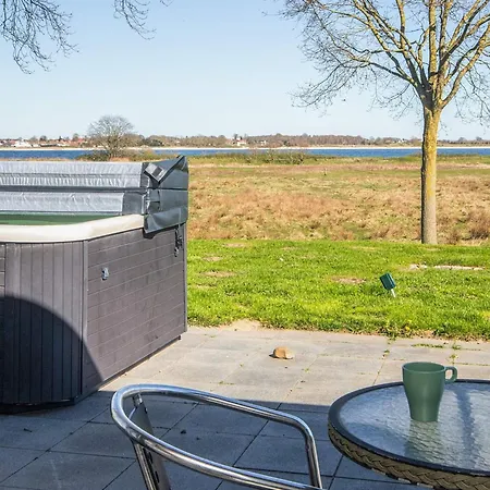 Hébergement de vacances Retreat With Outdoor Whirlpool *