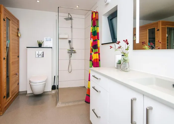 Retreat With Outdoor Whirlpool *